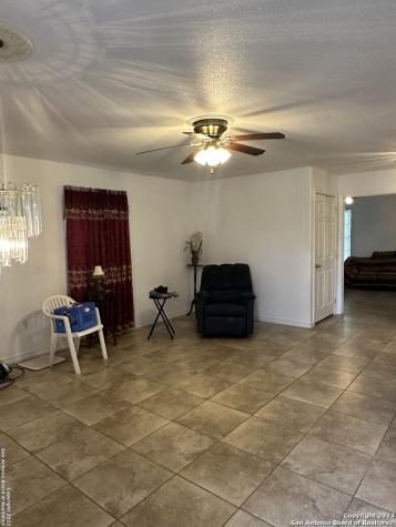 429 W Wingate Street La Pryor TX 78872