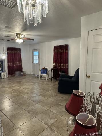 429 W Wingate Street La Pryor TX 78872