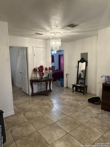 429 W Wingate Street La Pryor TX 78872