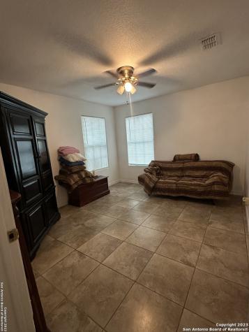 429 W Wingate Street La Pryor TX 78872