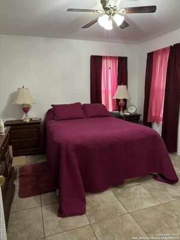 429 W Wingate Street La Pryor TX 78872