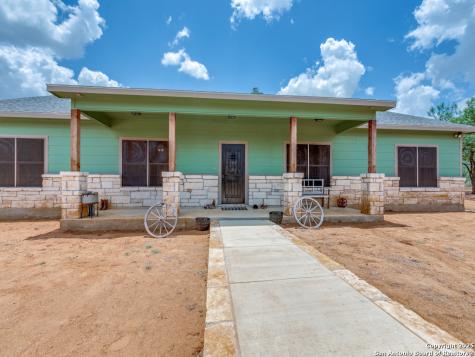 6451 Bluntzer Jourdanton TX 78026