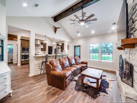 6451 Bluntzer Jourdanton TX 78026