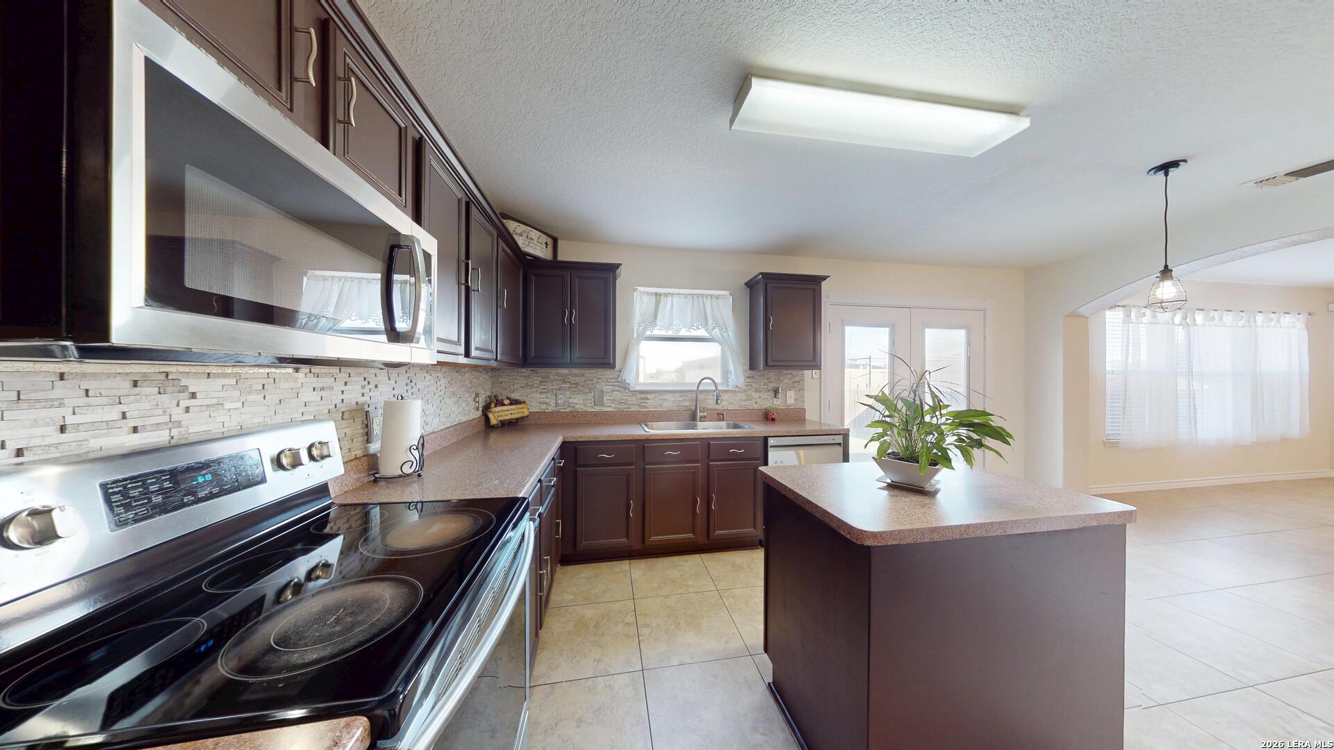147 Woodstone Loop Cibolo TX 78108