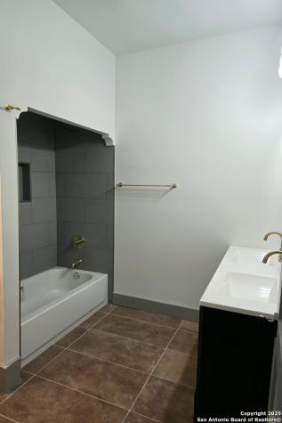 501 W Agarita San Antonio TX 78212