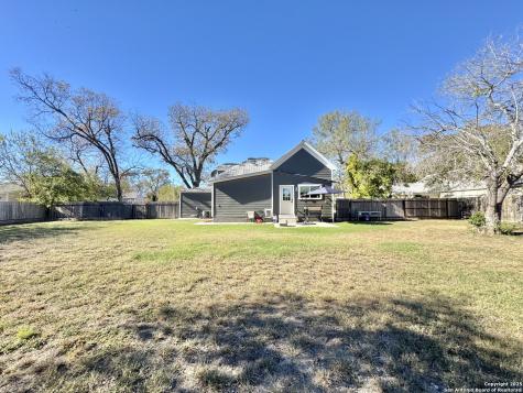 1106 N High Uvalde TX 78801