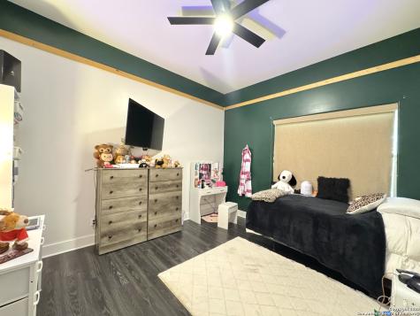 1106 N High Uvalde TX 78801