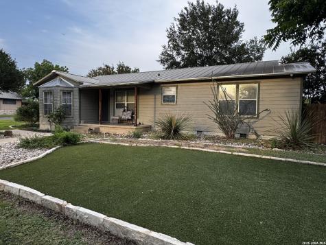 401 S Jamison Drive Devine TX 78016