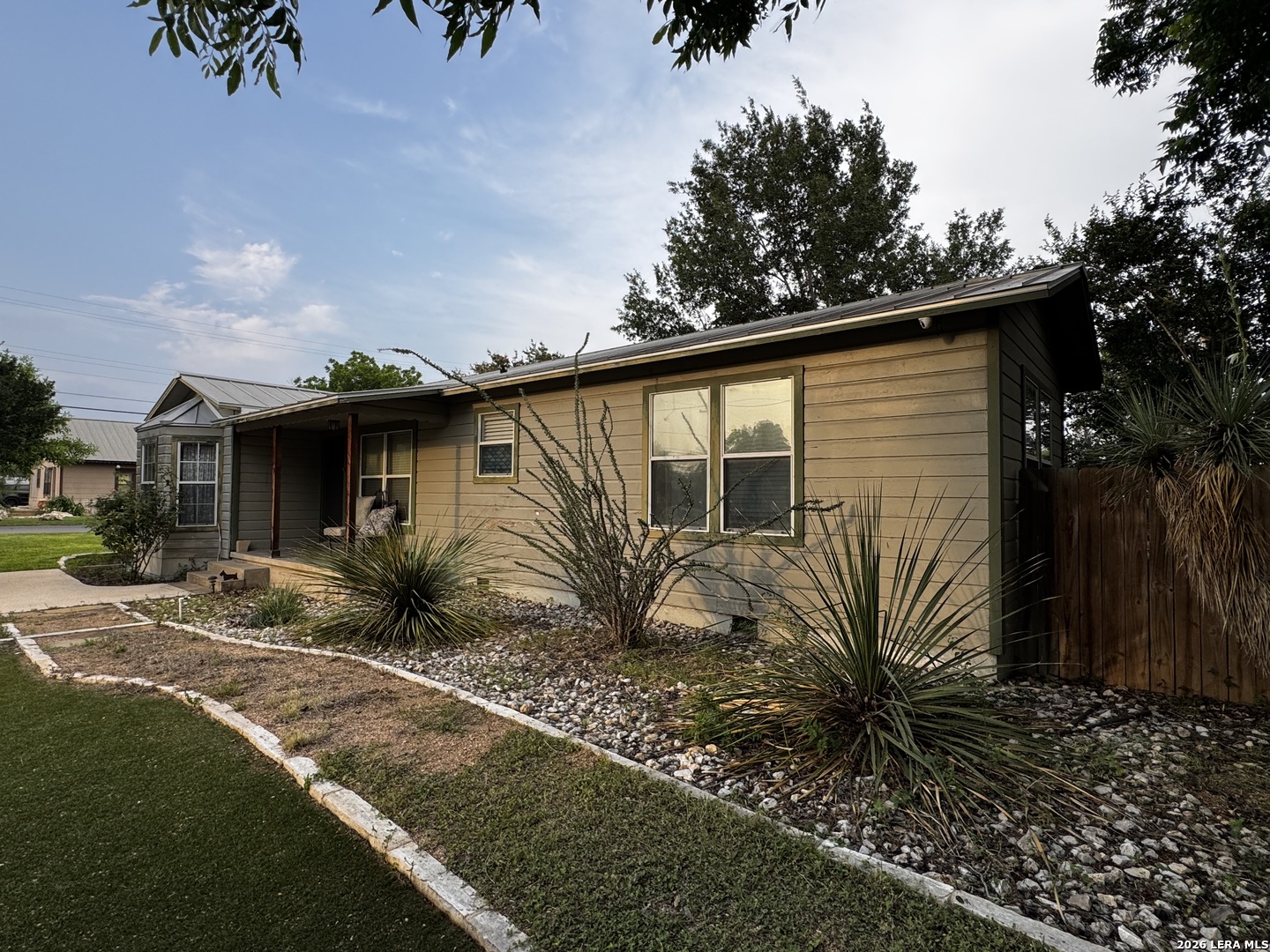 401 S Jamison Drive Devine TX 78016