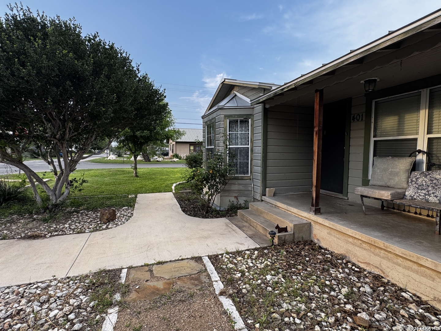 401 S Jamison Drive Devine TX 78016