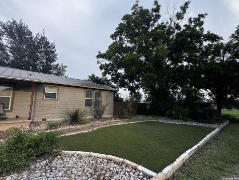 401 S Jamison Drive Devine TX 78016