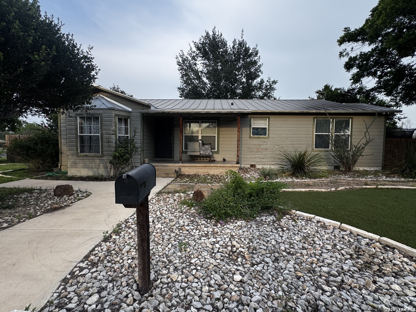 401 S Jamison Drive Devine TX 78016