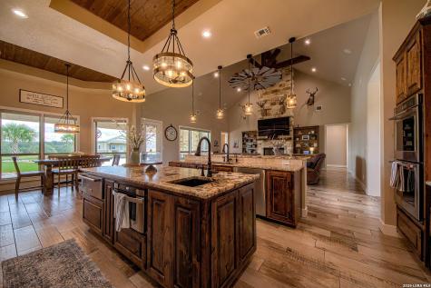 1188 County Road 328 Adkins TX 78101