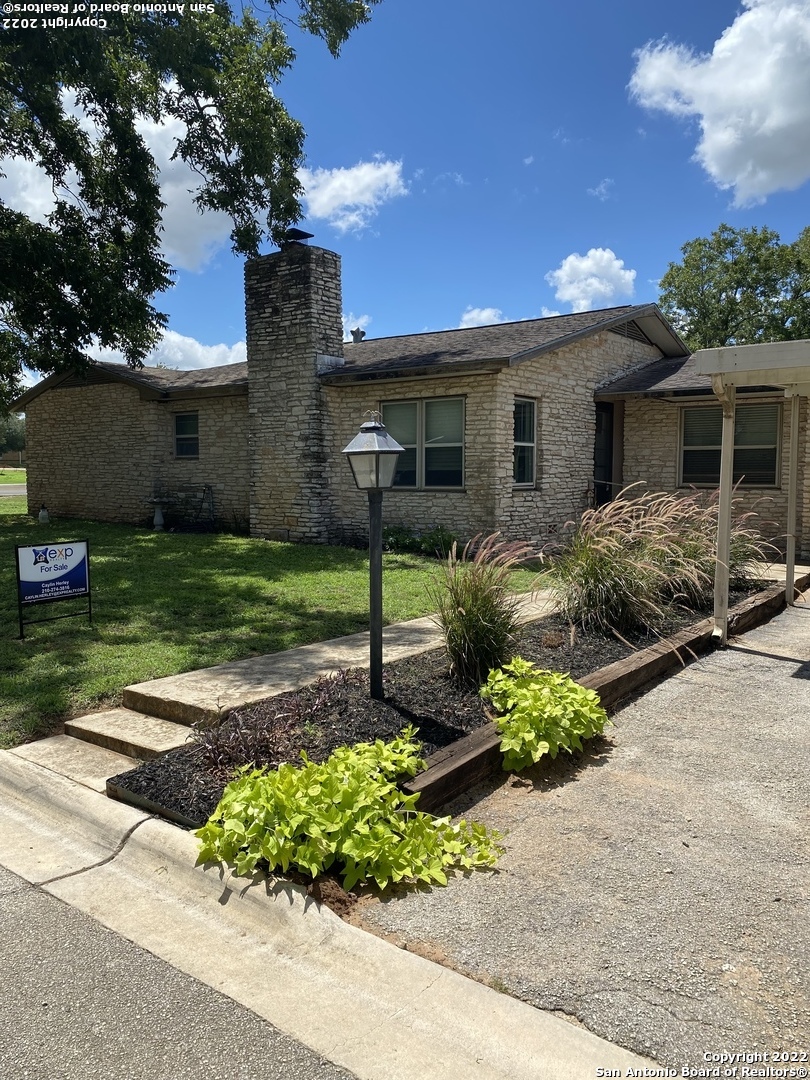 303 S 6th Street Stockdale TX 78160