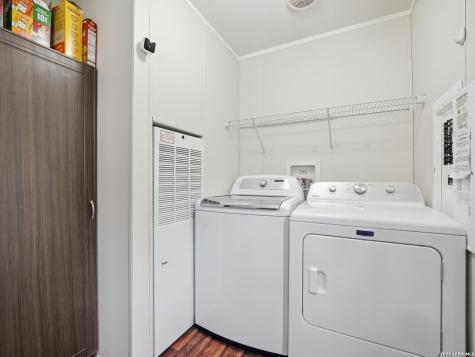 102 Mil Encinos Adkins TX 78101