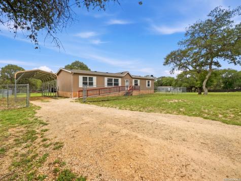 102 Mil Encinos Adkins TX 78101