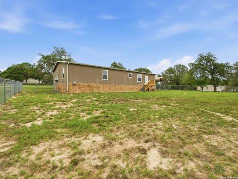 102 Mil Encinos Adkins TX 78101