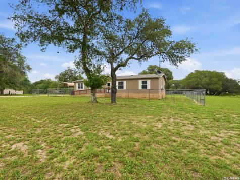 102 Mil Encinos Adkins TX 78101