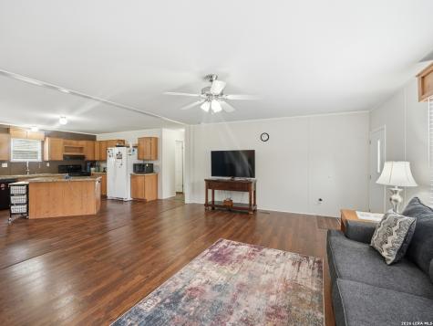 102 Mil Encinos Adkins TX 78101