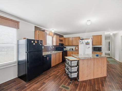 102 Mil Encinos Adkins TX 78101