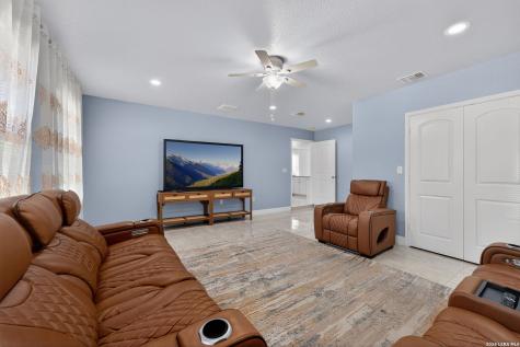 4326 Waterwood Pass Elmendorf TX 78112