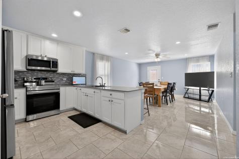 4326 Waterwood Pass Elmendorf TX 78112