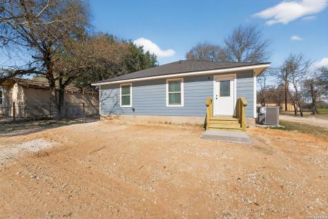 4326 Waterwood Pass Elmendorf TX 78112
