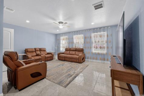 4326 Waterwood Pass Elmendorf TX 78112