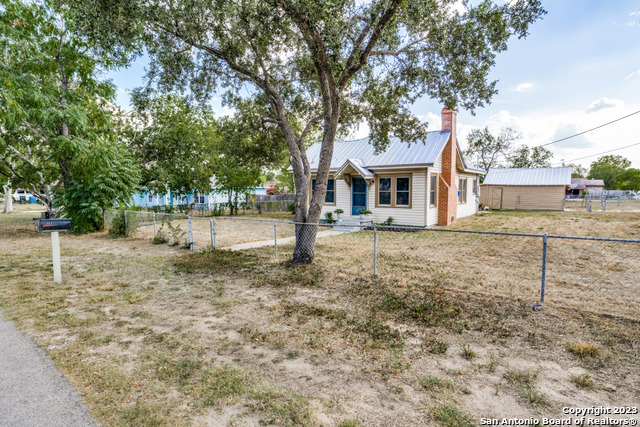 211 W Dilley Avenue Devine TX 78016