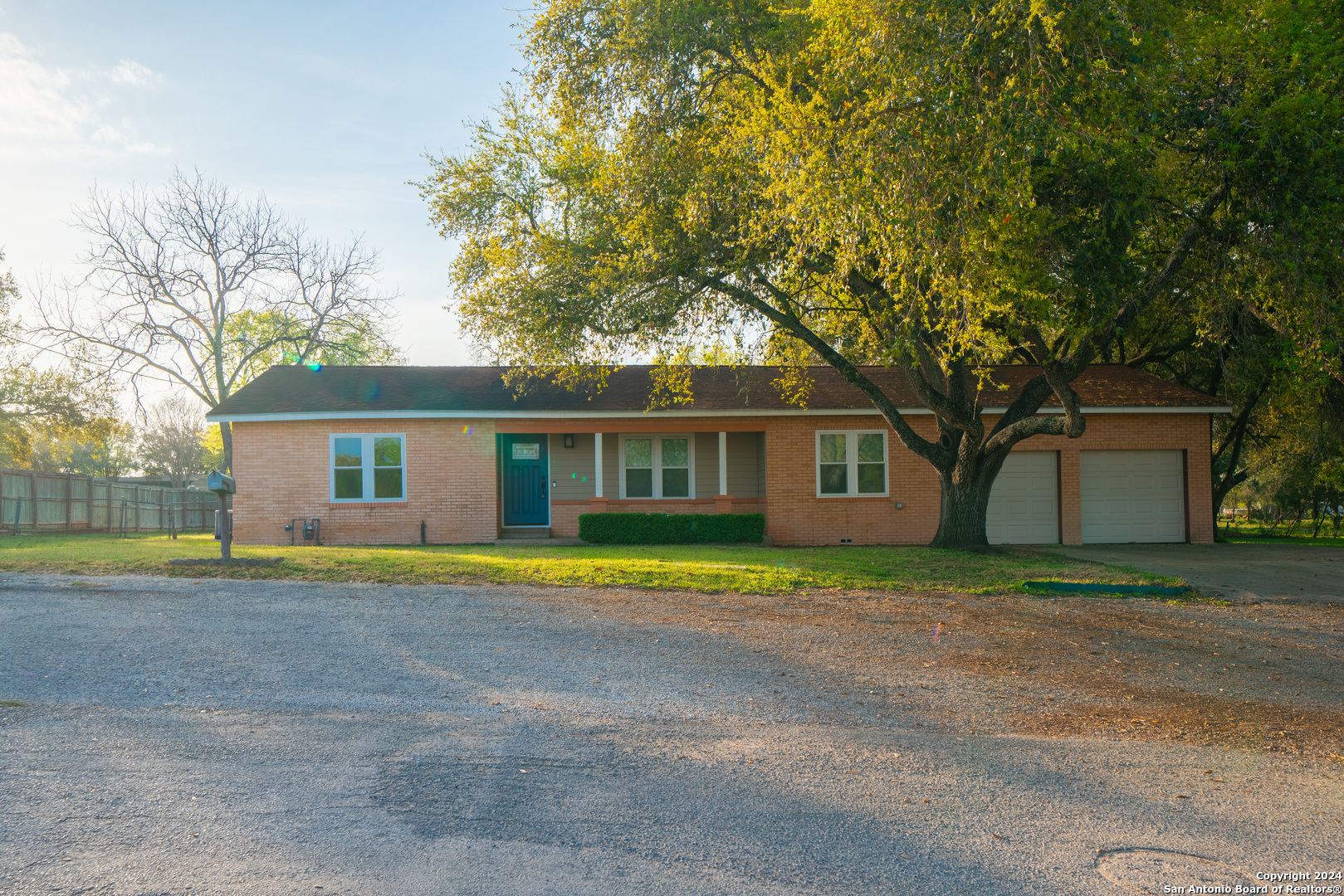 1502 H Street Floresville TX 78114