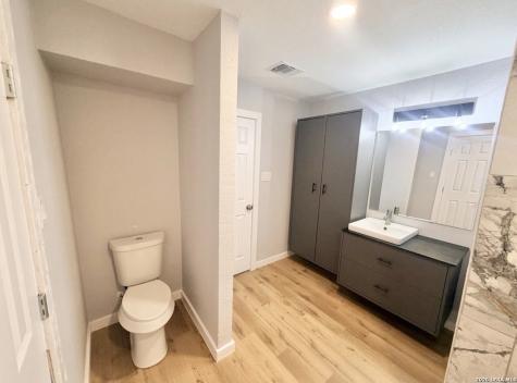 1126 W Lullwood San Antonio TX 78201