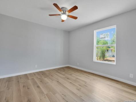 1126 W Lullwood San Antonio TX 78201