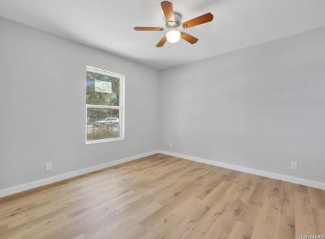 1126 W Lullwood San Antonio TX 78201