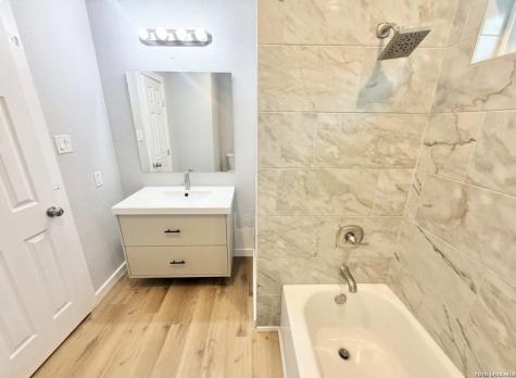 1126 W Lullwood San Antonio TX 78201