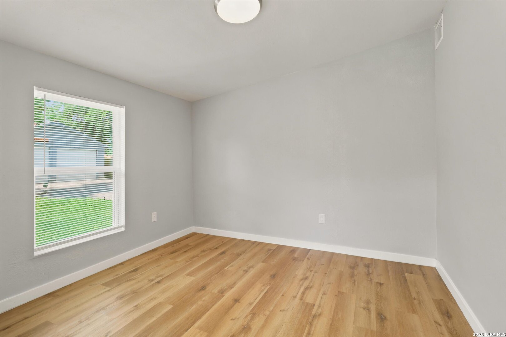1126 W Lullwood San Antonio TX 78201