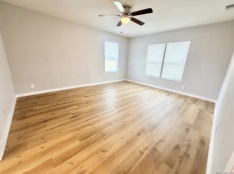 1126 W Lullwood San Antonio TX 78201