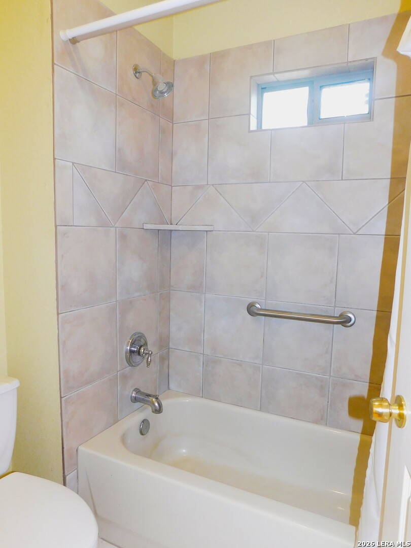 110 Hunters Glen Floresville TX 78114