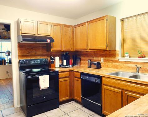 525 Cherry Ridge Floresville TX 78114