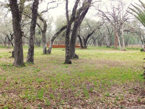 525 Cherry Ridge Floresville TX 78114