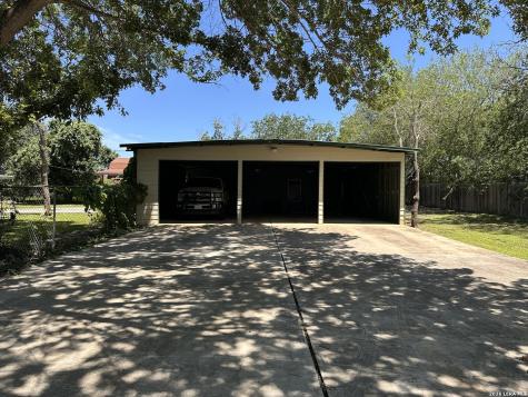 601 Poplar Street Jourdanton TX 78026
