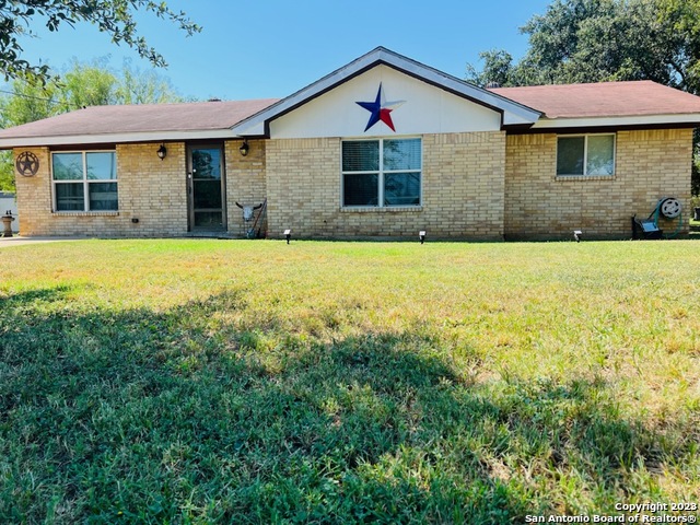 305 E Hugo Street Dilley TX 78017