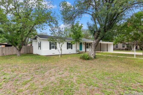 903 Dove Avenue Devine TX 78016