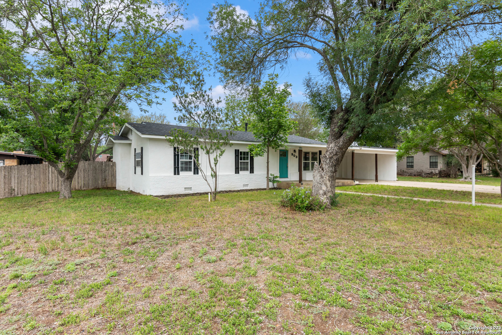 903 Dove Avenue Devine TX 78016