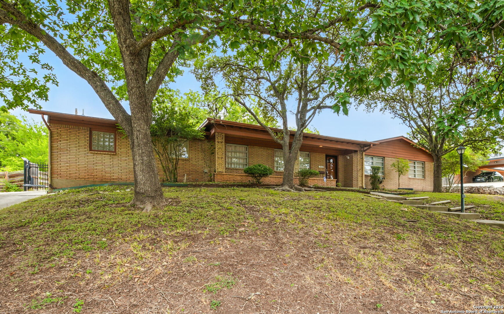207 E Woodlake Drive San Antonio TX 78229
