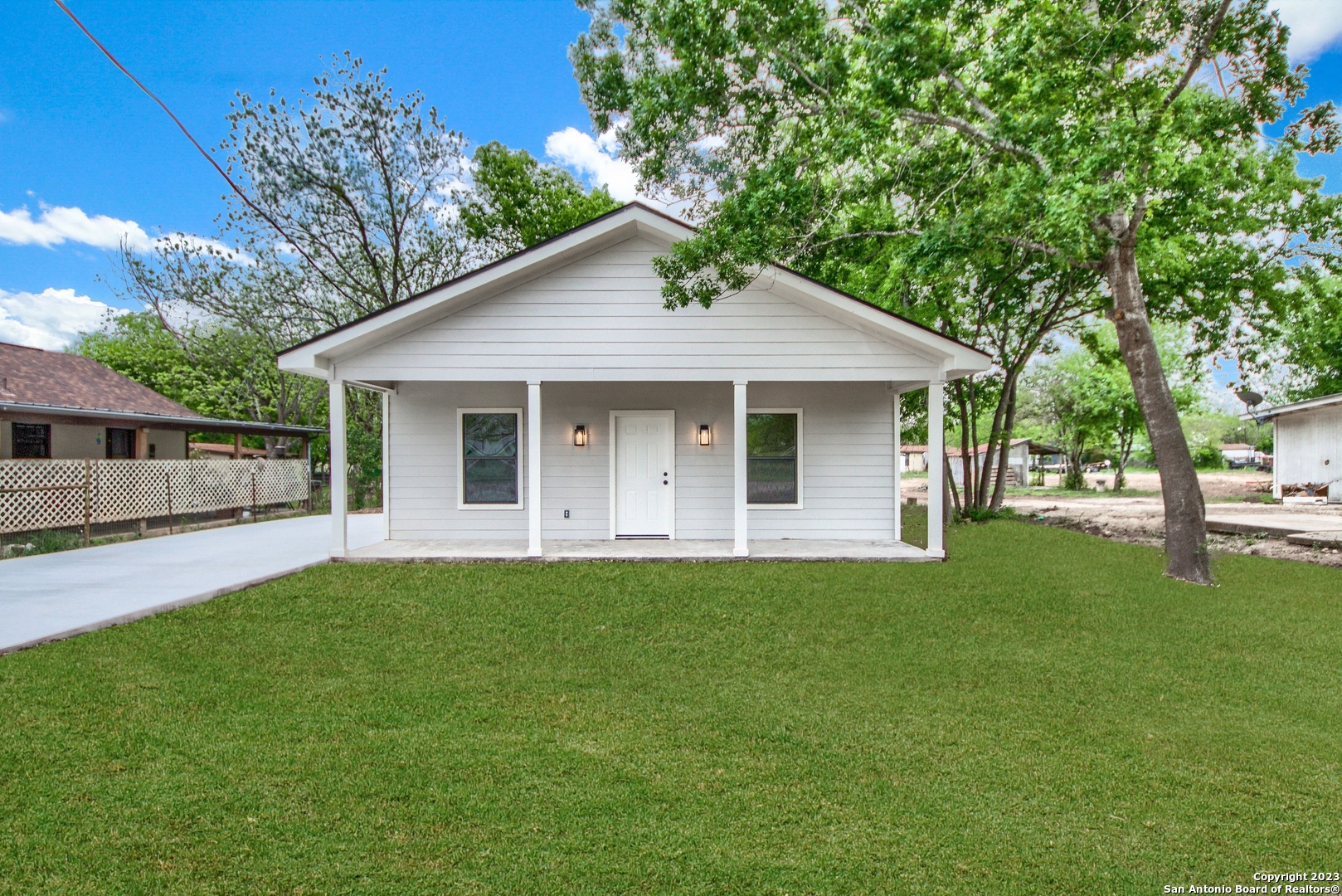 1121 Avenue K Hondo TX 78861