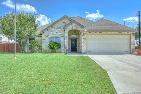 121 Parkcrest Floresville TX 78114