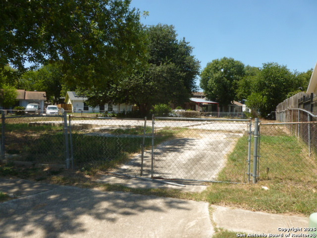855 S Brownleaf San Antonio TX 78227