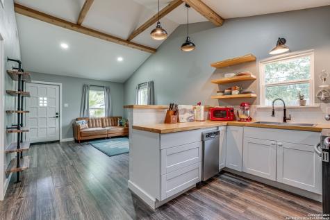 18058 Lagloria Road Elmendorf TX 78112