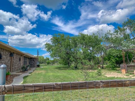 530 Pr D47 Charlotte TX 78011