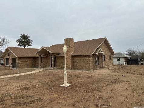 703 N 9th Carrizo Springs TX 78834